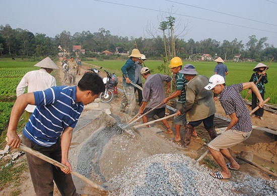 Nông dân phường Trường Xuân tập trung làm bê tông giao thông nông thôn. Ảnh: N.Đ.N