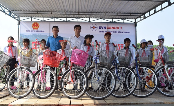 Trao tặng xe đạp cho các em học sinh nghèo hiếu học của huyện Bắc Trà My. Ảnh: N.Đ
