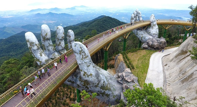 Tượng đôi bàn tay nâng đỡ cầu Vàng tại Bà Nà (Đà Nẵng, Việt Nam).