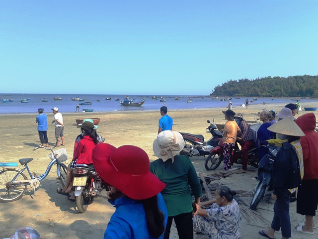 Đông đảo người dân Thuận An tham gia hội thi chèo thúng chai. Ảnh: TRIÊU NHAN