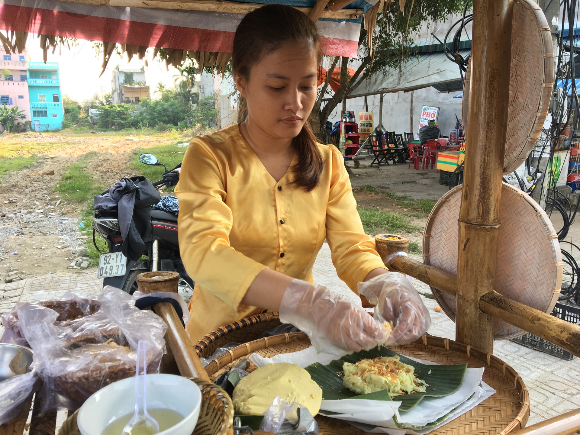 Người bán xôi mặc áo bà ba, vừa đẹp mắt, vừa mới lạ khiến nhiều người thích thú. Ảnh: KL