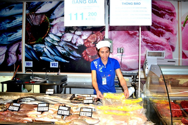 Thịt gà Mười Tín đang được bày bán ở siêu thị Co.opMart Tam Kỳ. Ảnh: QUANG VIỆT