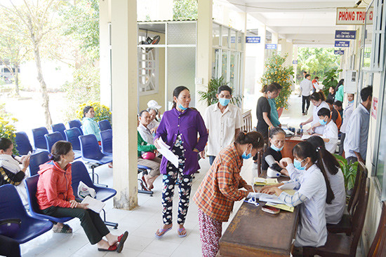 Người dân đến đăng ký khám chữa bệnh tại phòng khám đa khoa Trung tâm Y tế huyện Đại Lộc.  Ảnh: K.KIÊM
