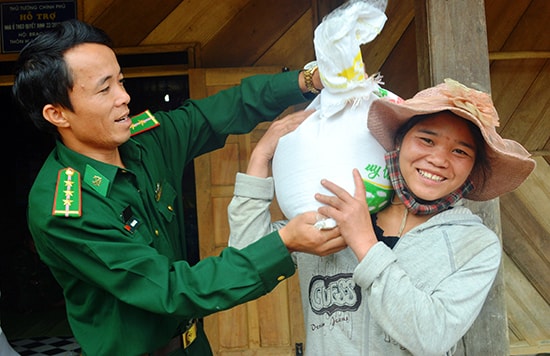 Niềm vui của bà con cụm bản Lào trong ngày nhận gạo từ BĐBP Quảng Nam. Ảnh: Đ.N