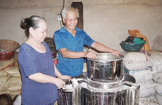 Ông Ba Ninh cùng vợ là bà Trương Thị Nhi (quê ở Duy Xuyên) làm nghề tráng mỳ Quảng ở xã Bảo Vinh (thị xã Long Khánh, tỉnh Đồng Nai).  Ảnh: N.TRANG
