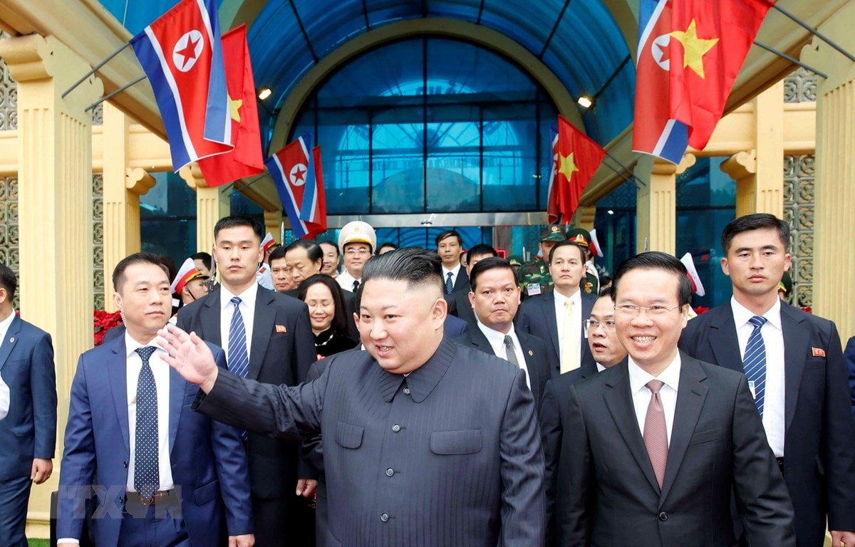 Chủ tịch Triều Tiên Kim Jong-un vẫy tay chào nhân dân Việt Nam. (Ảnh: Nhan Sáng/TTXVN)