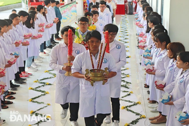 Lễ rước đến Phòng thực tập giải phẫu.