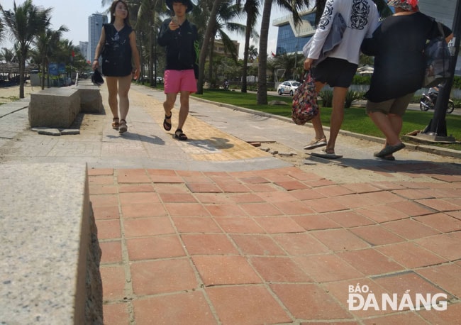 Vỉa hè đường Võ Nguyên Giáp đoạn trước khách sạn Grand Tourane bị bong tróc, hư hỏng.Ảnh: TRỌNG HUY