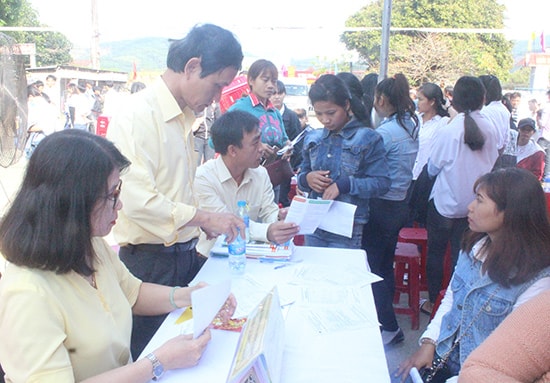 Lao động tại huyện Bắc Trà My tìm hiểu thông tin về xuất khẩu lao động tại sàn giao dịch việc làm. Ảnh: D.L