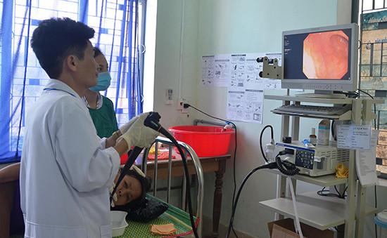 Bác sĩ TTYT huyện Tiên Phước thực hiện ca nội soi dạ dày cho bệnh nhân. Ảnh: N.HƯNG