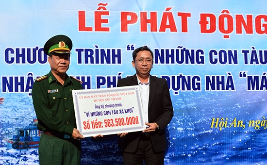 Đại diện lãnh đạo Bộ đội Biên phòng tỉnh tiếp nhận số tiền ủng hộ chương trình “Vì con tàu xa khơi” từ Ủy ban MTTQ Việt Nam huyện Núi Thành trong đợt phát động vào năm 2015. Ảnh: Đ.N