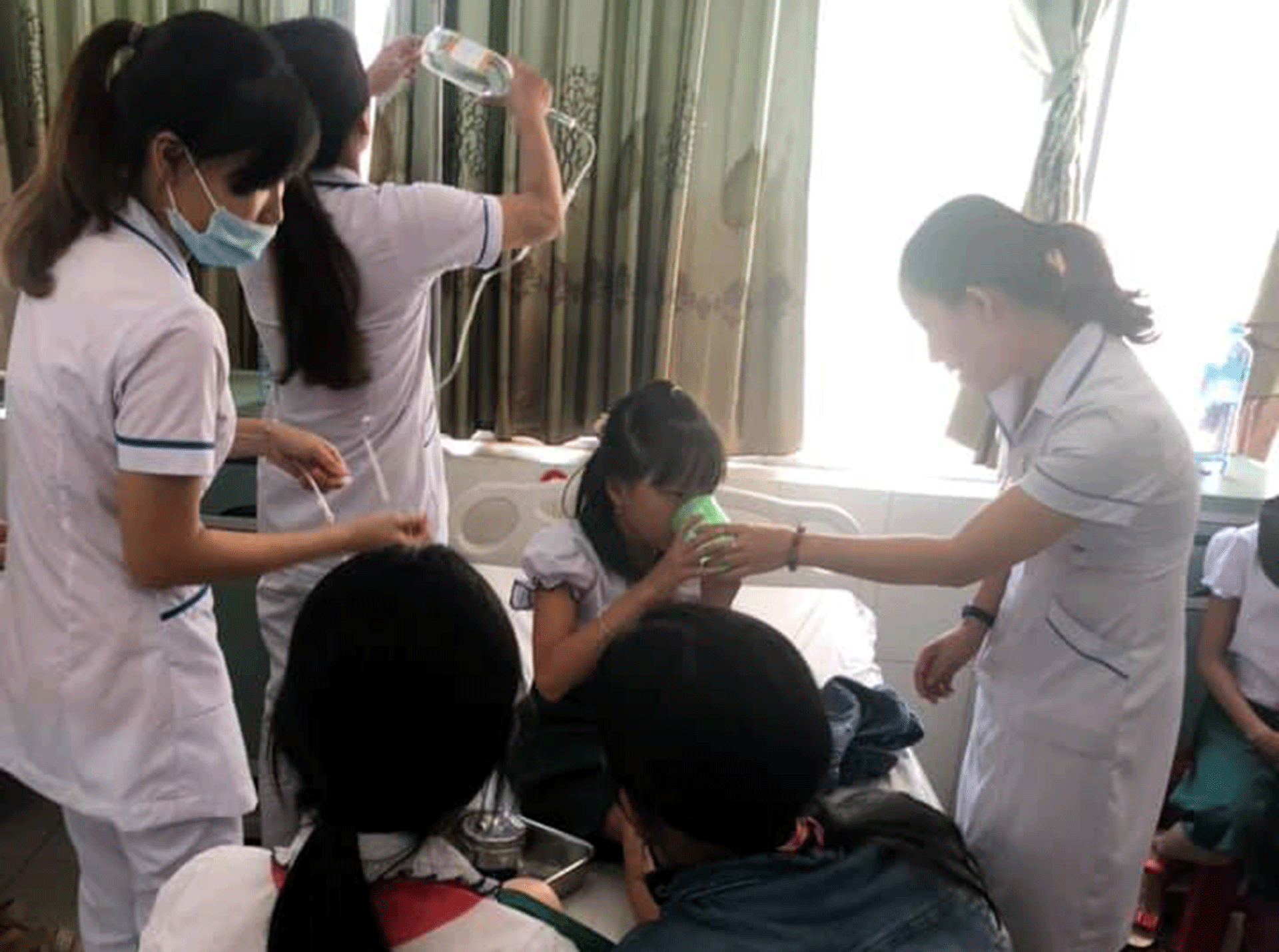 16 học sinh nhập viện do ăn gà rán và uống trà sữa. Ảnh: H.Q