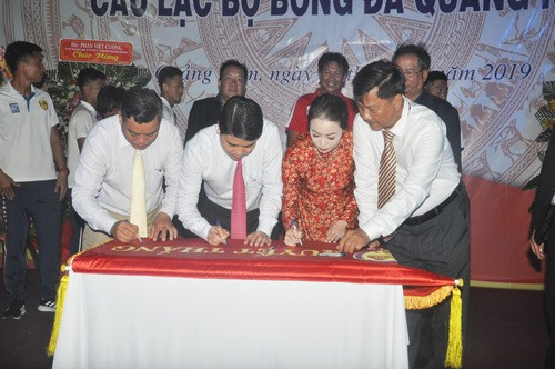 Phó Chủ tịch UBND tỉnh Trần Văn Tân cùng lãnh đạo Sở VH-TT&DL và Câu lạc bộ Quảng Nam ký vào lá cờ Quyết thắng của UBND tỉnh tặng. Ảnh: T.V