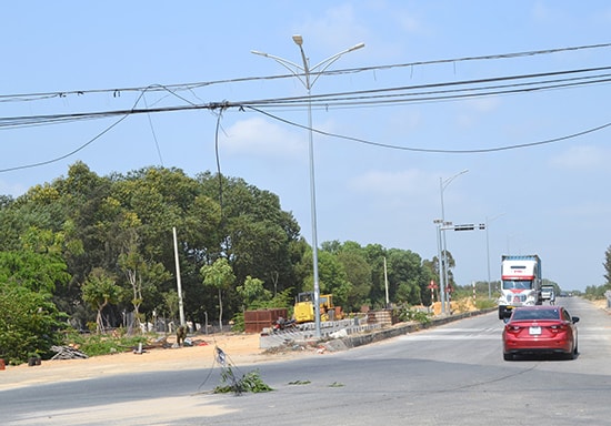 Dây cáp quang giăng trên không vừa làm mất mỹ quan đô thị Tam Kỳ vừa gây nguy hiểm cho người và phương tiện tham gia giao thông khi bị vướng, đứt rơi xuống. Ảnh: C.T