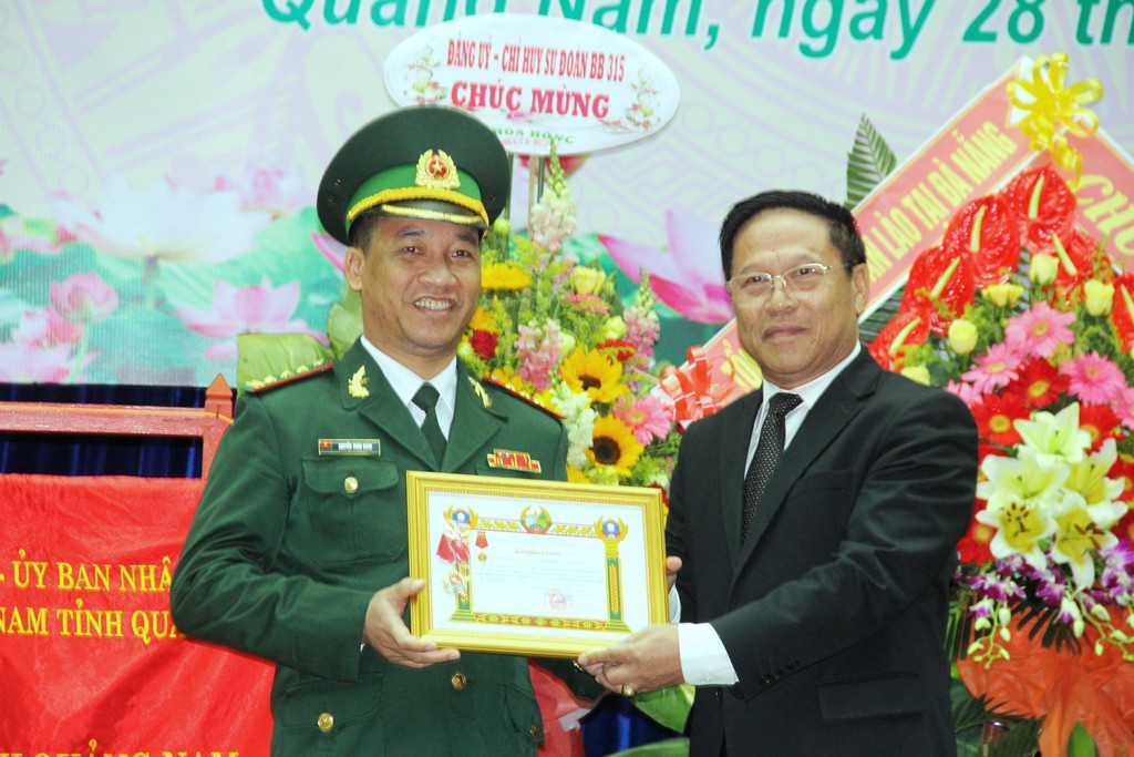 Đại diện Bộ Chỉ huy BĐBP tỉnh nhận Huân chương Anh dũng hạng Nhì của Bộ Quốc phòng nước Cộng hòa Dân chủ nhân dân Lào trao tặng. Ảnh: A.N