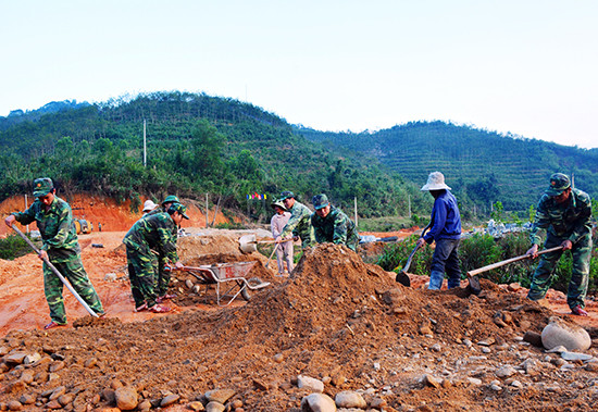 Đồng bào vùng cao tham gia làm đường nông thôn với chiến sĩ biên phòng. Ảnh: Đ.N