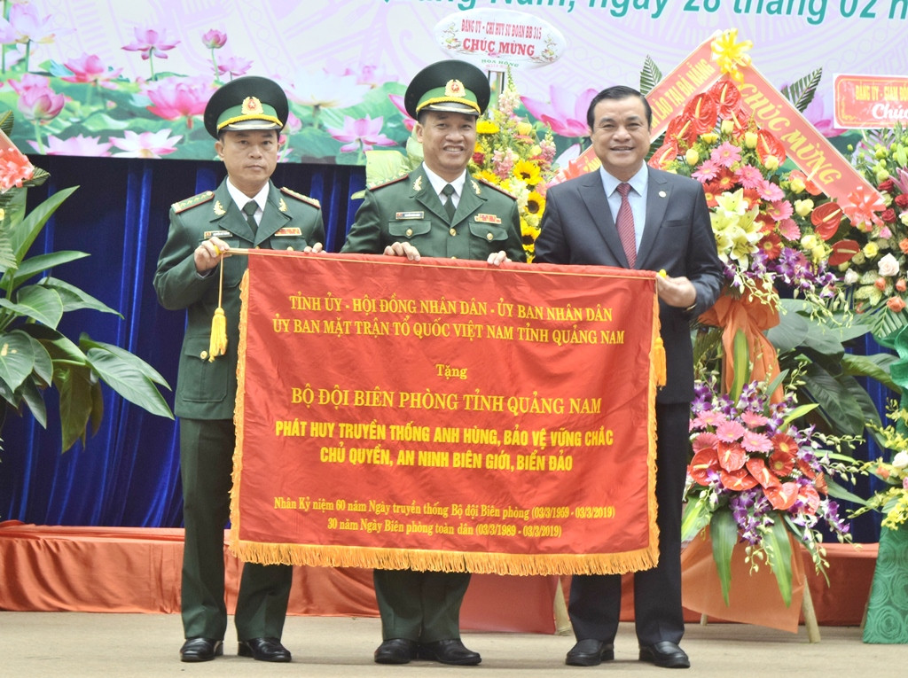 Thay mặt lãnh đạo tỉnh, Bí thư Thường trực Tỉnh ủy Phan Việt Cường trao bức trướng với nội dung: 