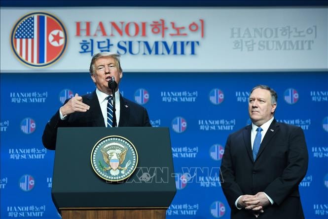 Tổng thống Mỹ Donald Trump (trái) và Ngoại trưởng Mike Pompeo tại cuộc họp báo sau Hội nghị thượng đỉnh Mỹ-Triều lần hai ở Hà Nội ngày 28/2/2019. Ảnh: AFP/TTXVN