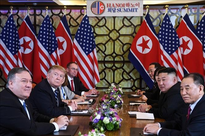 Tổng thống Mỹ Donald Trump (thứ 2, trái) và Chủ tịch Triều Tiên Kim Jong-un (thứ 2, phải) tại cuộc họp mở rộng với các quan chức hai nước trong ngày thứ hai của Hội nghị thượng đỉnh Mỹ-Triều lần hai ở Hà Nội, ngày 28/2/2019. Ảnh: AFP/ TTXVN