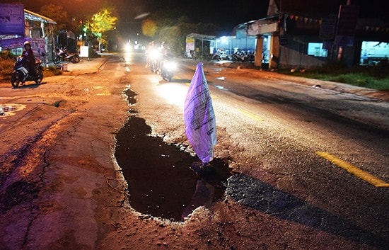 Một ổ gà tại thôn Cây Sanh (xã Tam Dân, Phú Ninh). Ảnh: THANH THẮNG