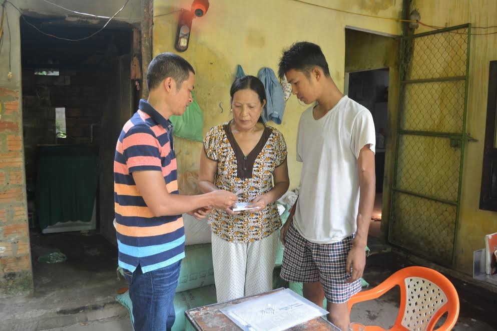 Anh Bá Hải Bùi tặng 1 triệu đồng cho gia đình bà Kiều Thị Vui (thôn An Tây, xã Tam Quang, Núi Thành).