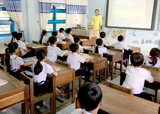 Trường Tiểu học Lê Văn Tám được đầu tư nhiều thiết bị dạy và học. Ảnh: PHAN VINH
