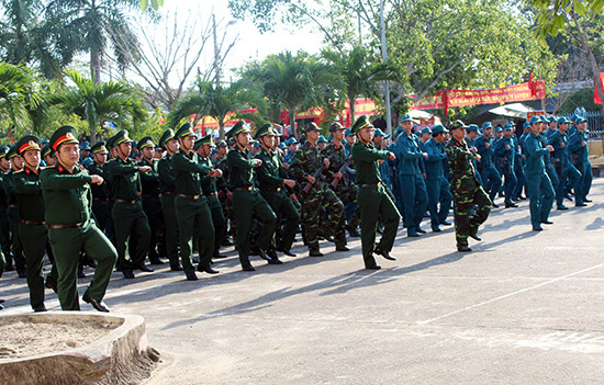 Lực lượng vũ trang diễu binh. Ảnh: VĂN PHIN