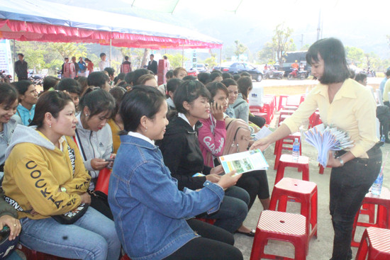 Cán bộ Trung tâm Dịch vụ việc làm tỉnh giới thiệu thông tin tuyển dụng đến người lao động. Ảnh: D.L