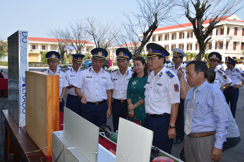 Thiếu tướng Doãn Bảo Quyết và các đại biểu tham quan mô hình học cụ huấn luyện của Bộ Tư lệnh Vùng Cảnh sát biển 2. Ảnh: N.T