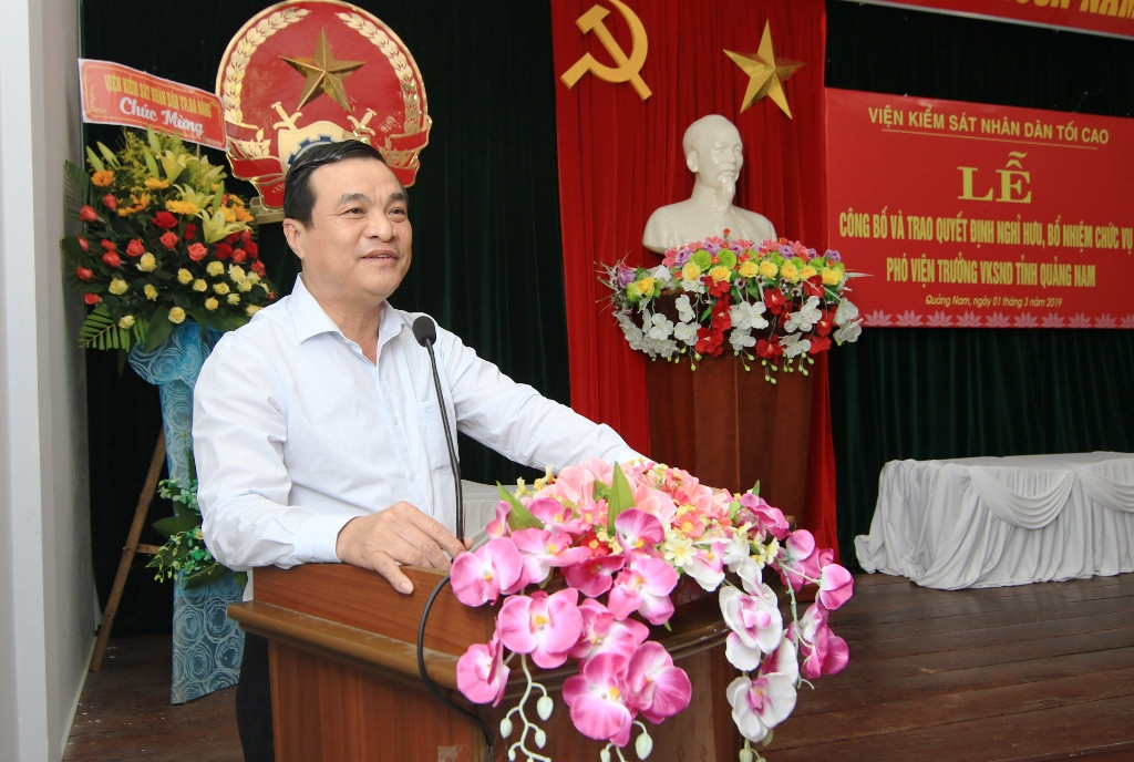 Bí thư Tỉnh ủy Phan Việt Cường gửi lời chúc mừng đến hai tân Phó Viện trưởng Viện KSND tỉnh. Ảnh: T.C