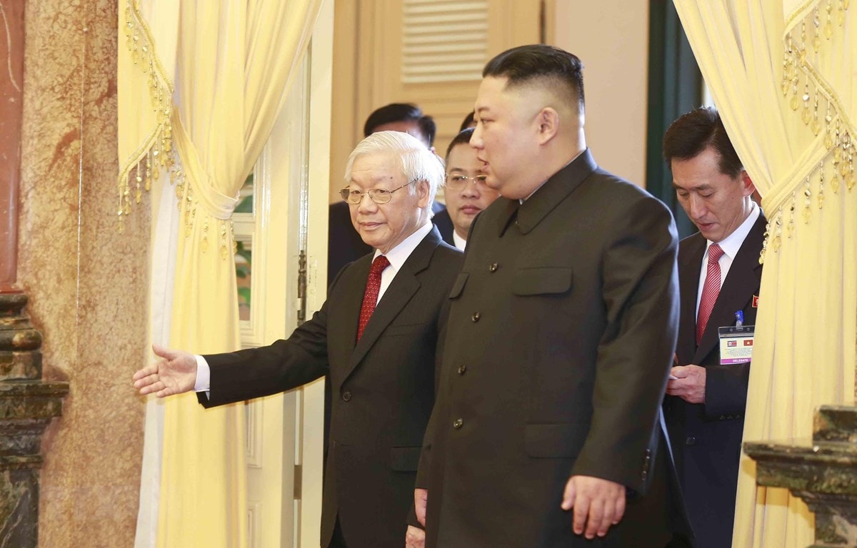 Tổng Bí thư, Chủ tịch nước Nguyễn Phú Trọng mời Chủ tịch Triều Tiên Kim Jong-un vào chụp ảnh chung trước khi tiến hành hội đàm. (Ảnh: Doãn Tấn/TTXVN)