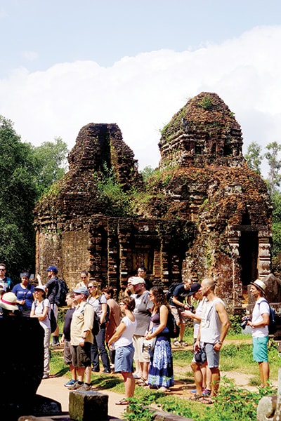 Mỹ Sơn càng ngày càng thu hút khách du lịch vì những giá trị văn hóa dày dặn của mình.  Ảnh: Phương Thảo