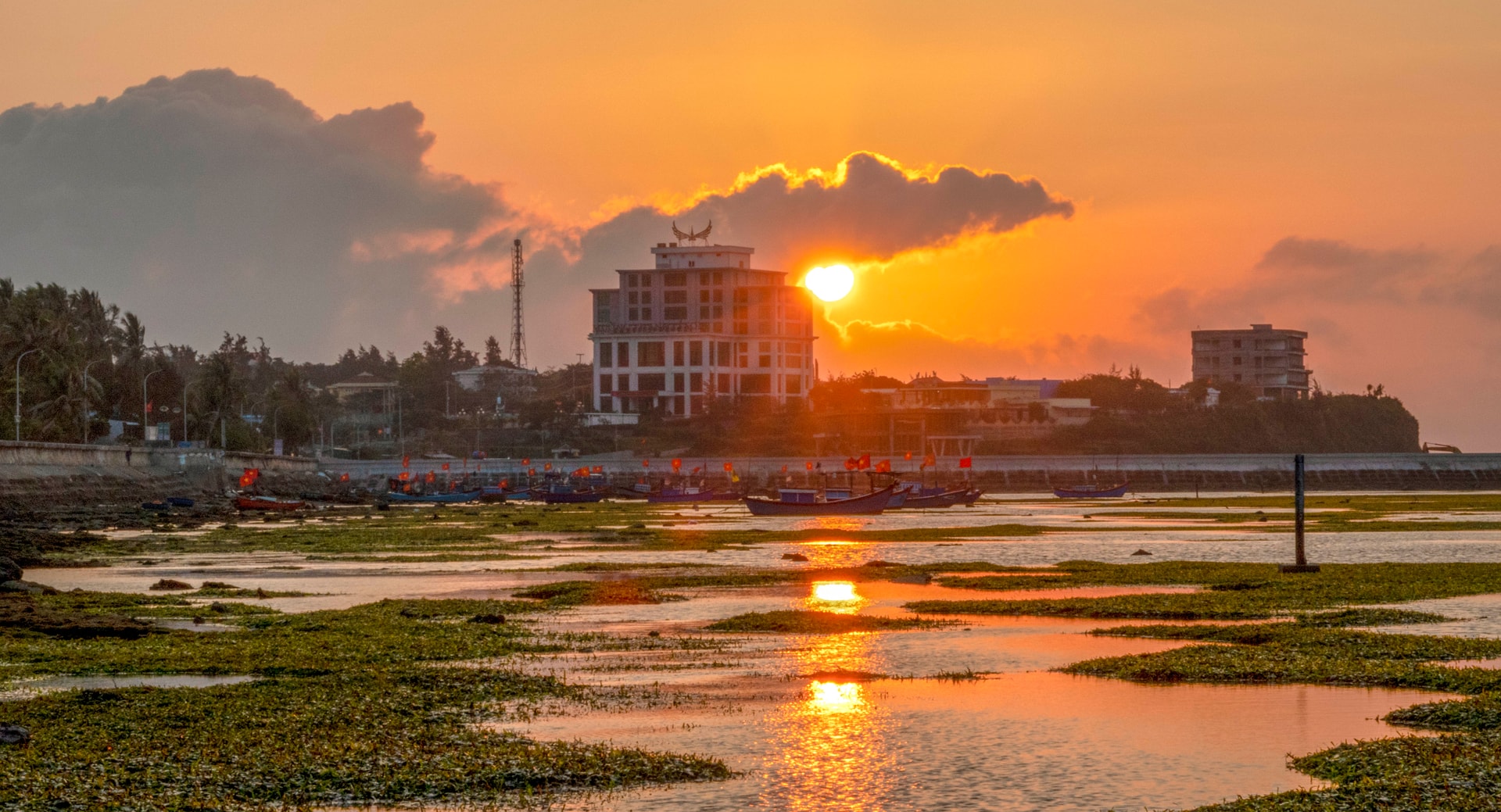 Huyện đảo Lý Sơn gồm 2 hòn đảo là đảo Lớn và đảo Bé. Xung quanh đảo gần như được bao bọc bởi các rạn san hô, mà khi nước cạn, dân địa phương quen gọi là 