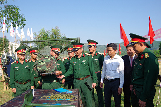 Bộ CHQS tỉnh tham quan khu trưng bày sáng kiến cải tiến kỹ thuật của Trung đoàn 885.