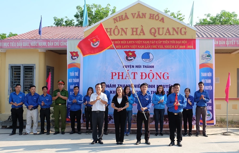 Trao cờ xuất quân, phát động Năm thanh niên tình nguyện và Khởi động Tháng thanh niên 2019. Ảnh: L.C