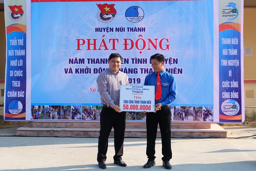 Đoàn thanh niên Công ty Cổ phần Ô tô Chu Lai - Trường Hải tặng biển tượng trưng công trình thanh niên trị giá 50 triệu đồng. Ảnh: L.C