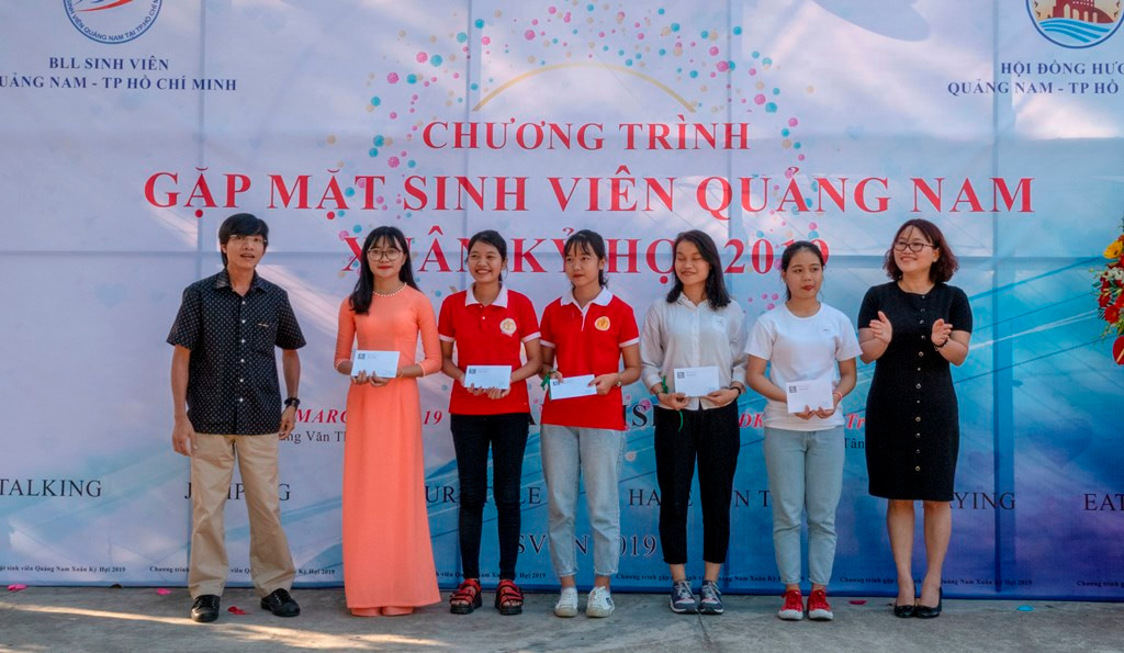 Anh Trần Thanh Bình (bìa trái) - Giám đốc Công ty truyền thông Peal Media tặng học bổng cho 5 sinh viên có hoàn cảnh khó khăn. Ảnh: XUÂN THỌ