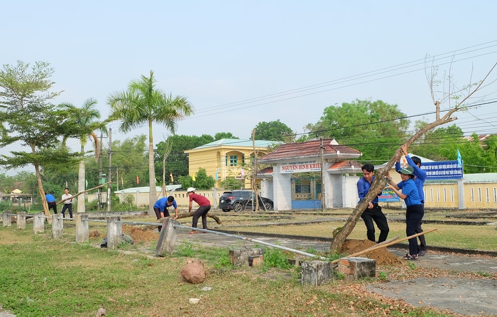 Trồng cây xanh tại Trường THCS Nguyễn Bỉnh Khiêm, xã Tam An. Ảnh: L.C