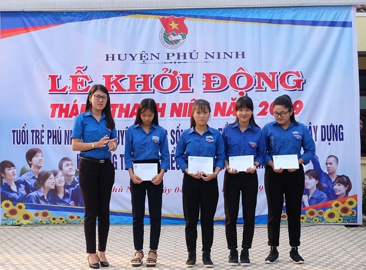 Trao học bổng cho các em học sinh có hoàn cảnh khó khăn. Ảnh: L.C