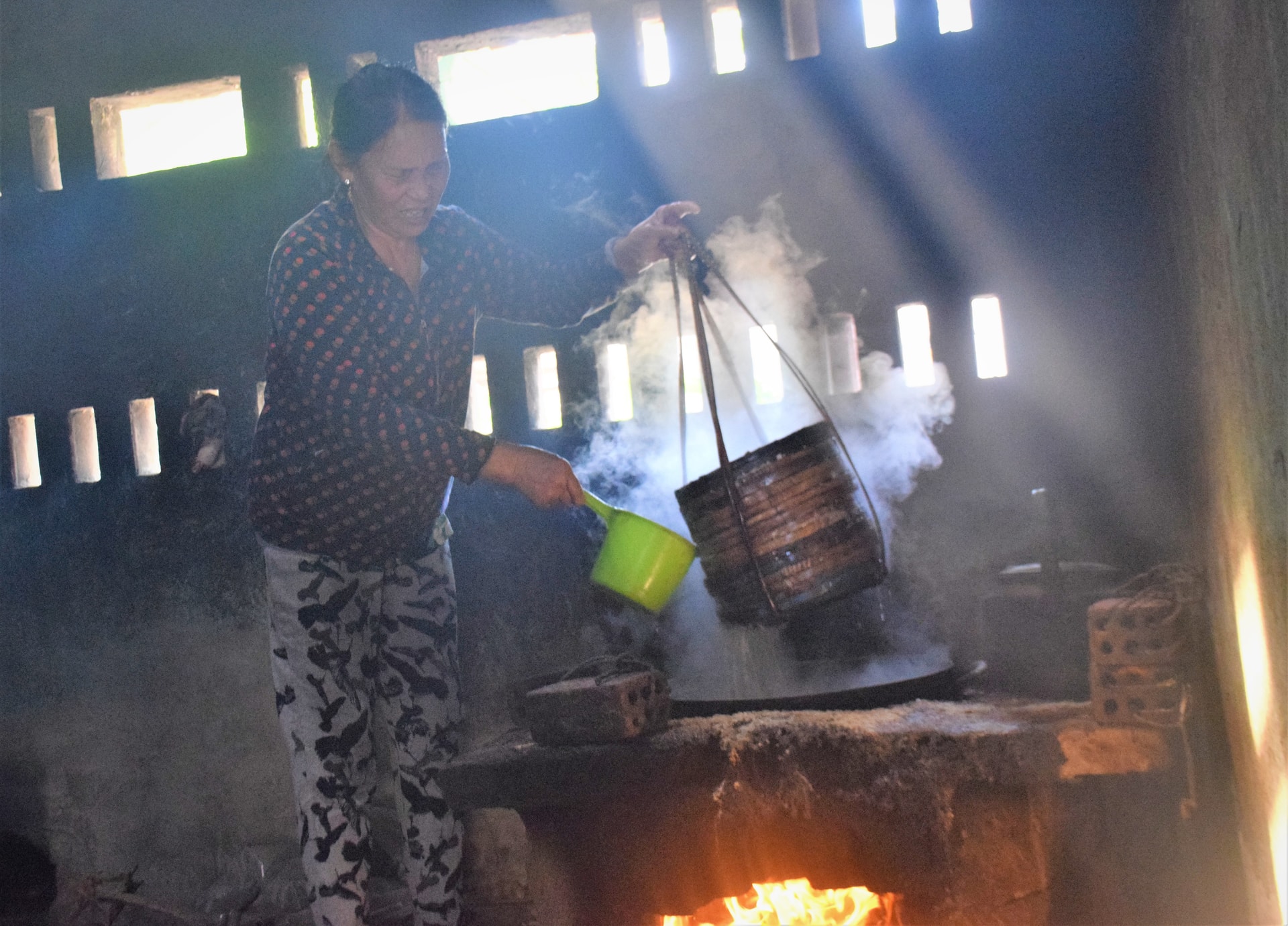 Nghề hấp hải sản phải chịu khói