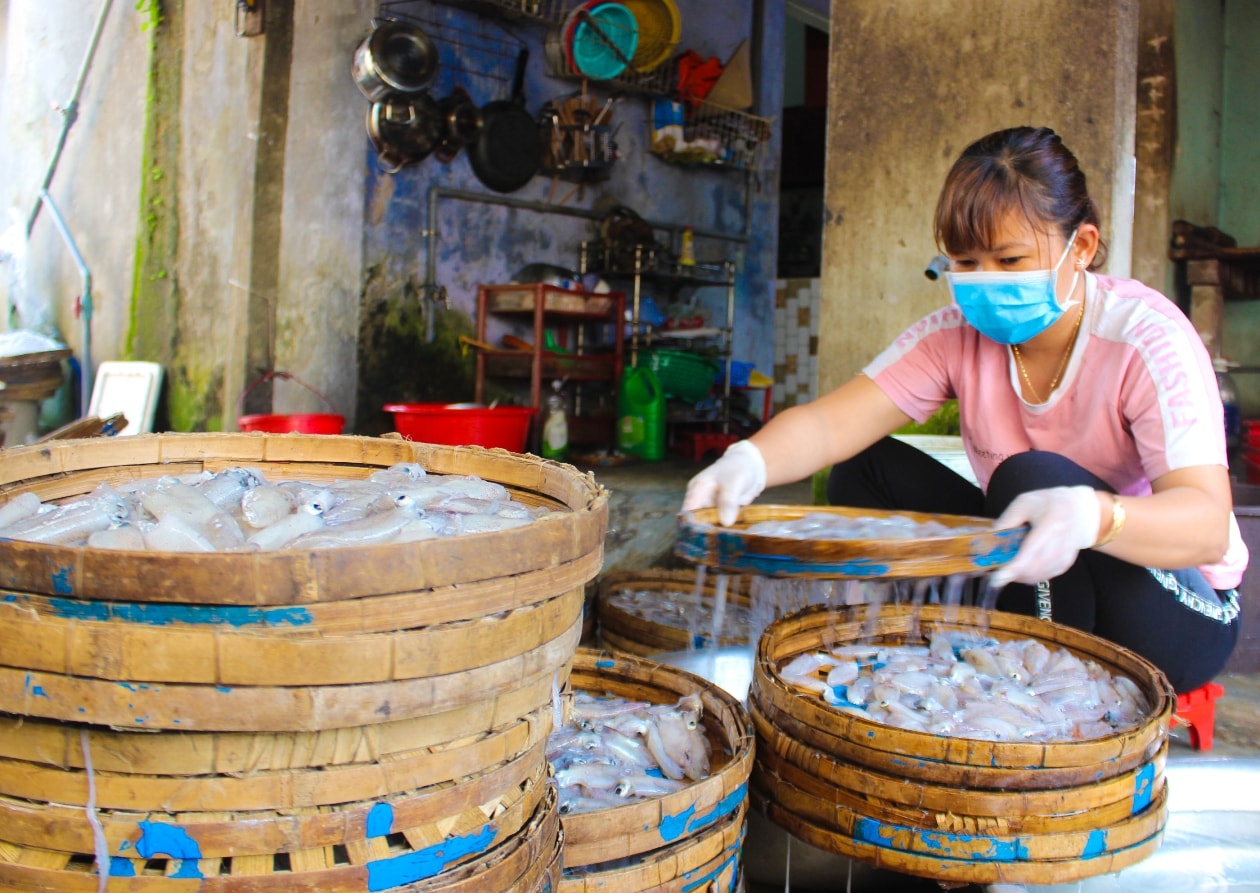 Các công đoạn trước khi đưa mực vào lò hấp. Ảnh: THANH THẮNG