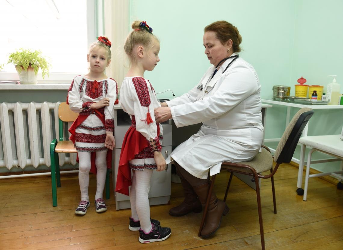 Trẻ em Ukraine được tiêm phòng vắc xin sởi. Ảnh:UNICEF