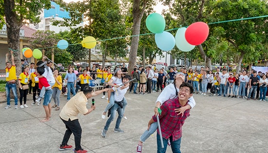 Sinh viên tham gia chơi trò “đập bóng trên không”. Ảnh: XUÂN THỌ