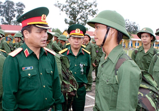 Thiếu tướng - Tư lệnh Quân Khu 5 Lê Chiêm (nay là Thượng tướng, Thứ trưởng Bộ Quốc phòng) thăm Sư đoàn 315. Ảnh: NT