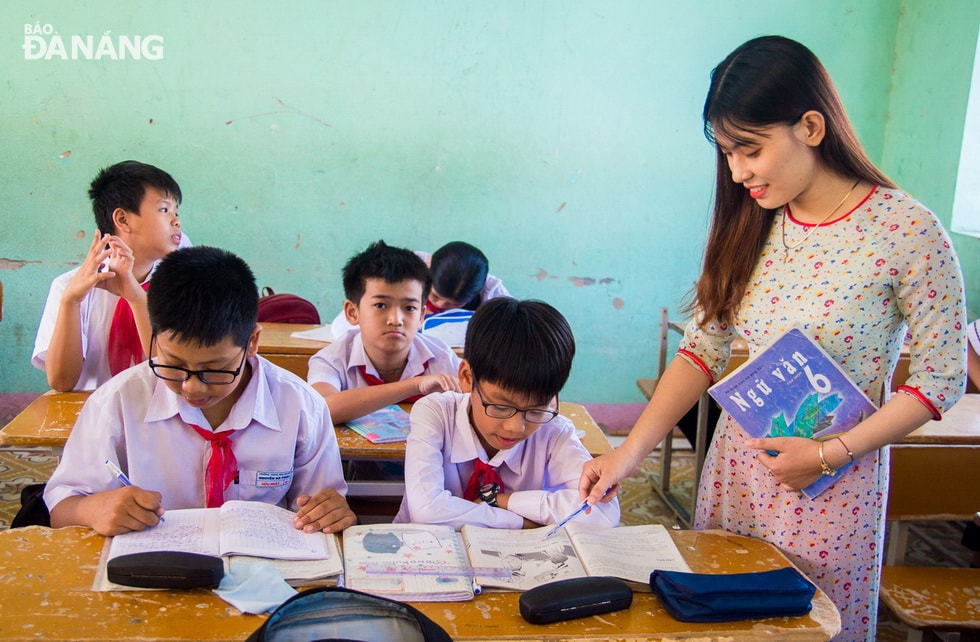 Chị Nguyễn Thị Diệu Hiền, giáo viên trường THCS Nguyễn Bá Phát (xã Hòa Liên, huyện Hòa Vang) trong giờ dạy môn Ngữ Văn. Ảnh: XUÂN SƠN