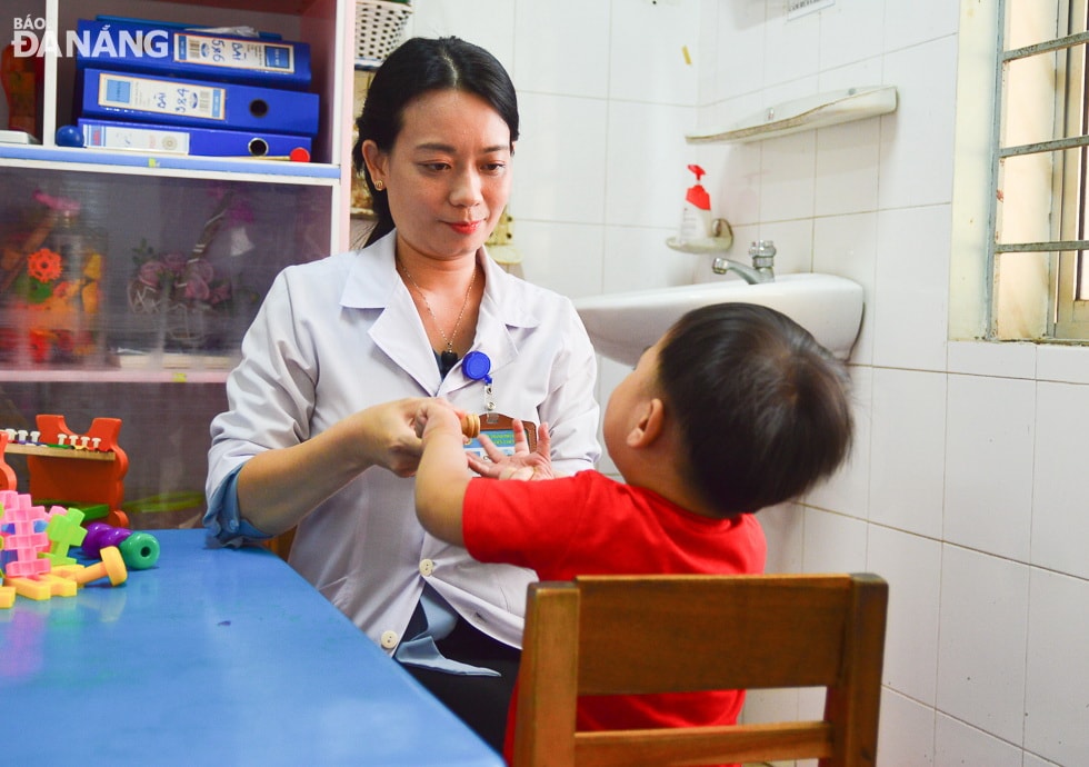 Cán bộ y tế tại Bệnh viện Tâm thần Đà Nẵng chăm sóc cho cá