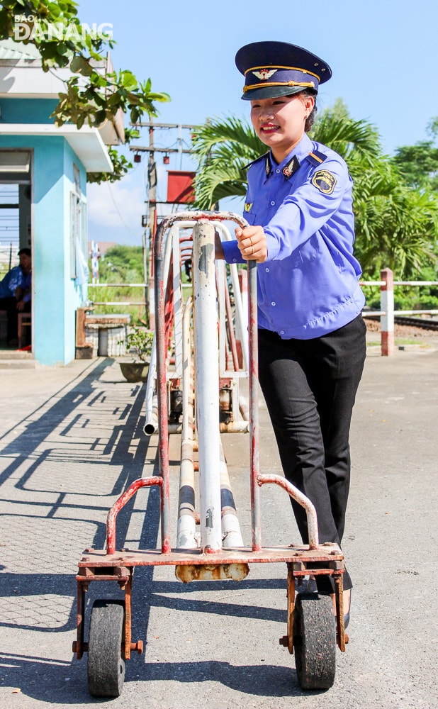 Chị Trần Thị Cảnh, nhân viên gác chắn tàu thực hiện nhiệm vụ tại gác chắn Thanh niên trên đường Nguyễn Sinh Sắc (phường Hòa Minh, quận Liên Chiểu). Ảnh: XUÂN SƠN