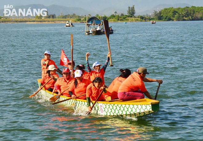 Phụ nữ Đà Nẵng khỏe khoắn trong các hoạt động văn hóa - thể thao. Ảnh: Những tay đua nữ tham gia giải đua thuyền đầu Xuân trên sông Cu Đê. Ảnh; XUÂN SƠN