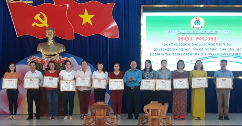 Khen thưởng các tập thể, cá nhân có thành tích trong phong trào thi đua của Liên đoàn năm 2018. Ảnh: B.T