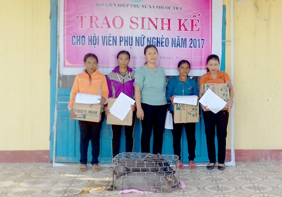 Hội Phụ nữ xã Phước Trà tranh thủ các nguồn hỗ trợ tổ chức trao sinh kế cho hội viên. Ảnh: PHAN VINH